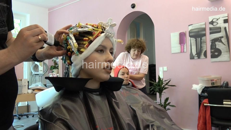 7202 Ukrainian hairdresser in Berlin 220516 AS perm 3