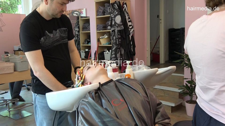7202 Ukrainian hairdresser in Berlin 220516 AS perm 3