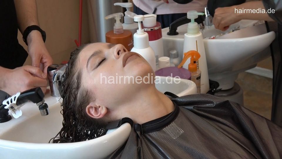 7202 Ukrainian hairdresser in Berlin 220516 AS perm 4