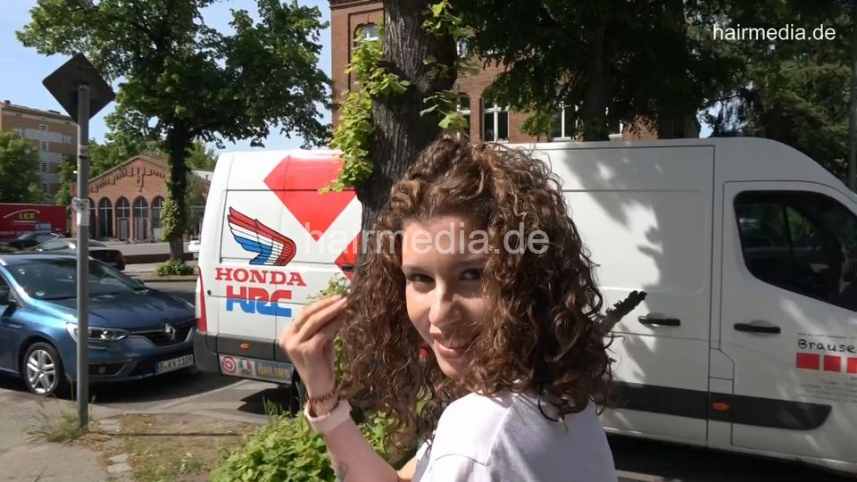 7202 Ukrainian hairdresser in Berlin 220516 AS perm 4