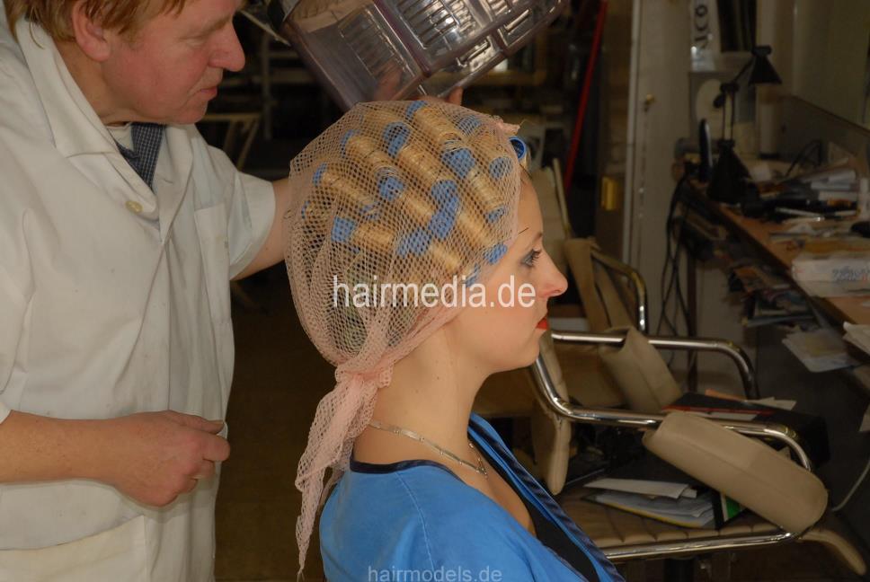 641 ElisaBerlin 2 wet set by old barber in apron in kimono
