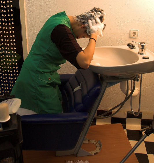 142 Marinela self forward wash in salon shampooing complete hair hidding technique after wash