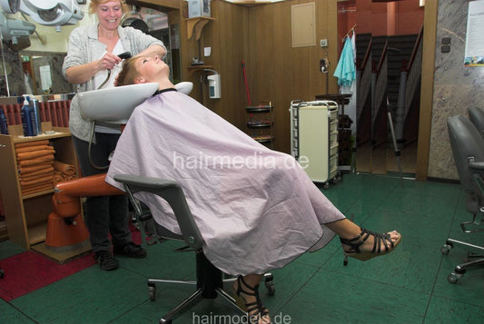 6014 Vera pampering shampooing backward vintage salon