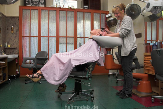 6014 Vera pampering shampooing backward vintage salon
