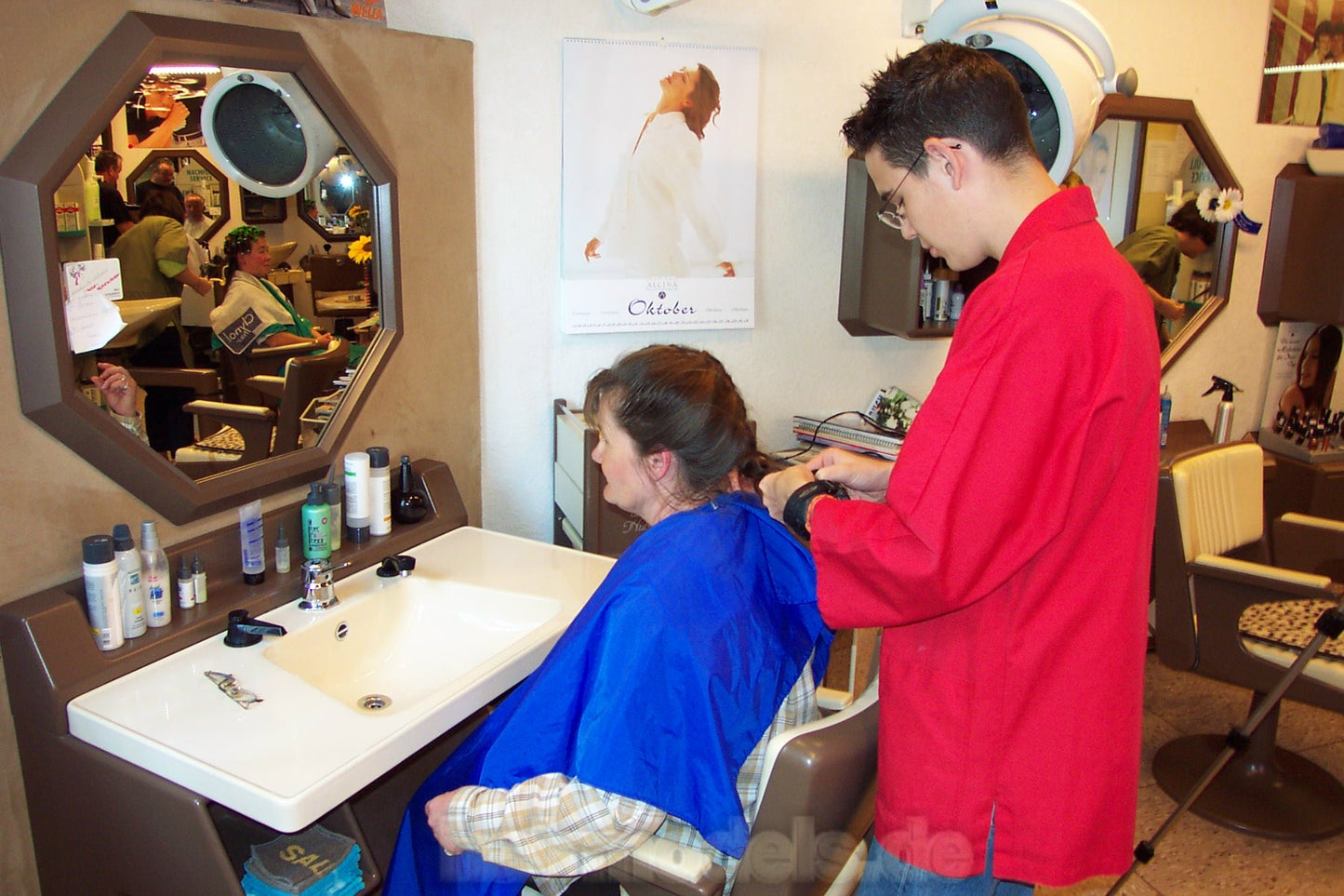 h027 Mom forward wash by coated barber student