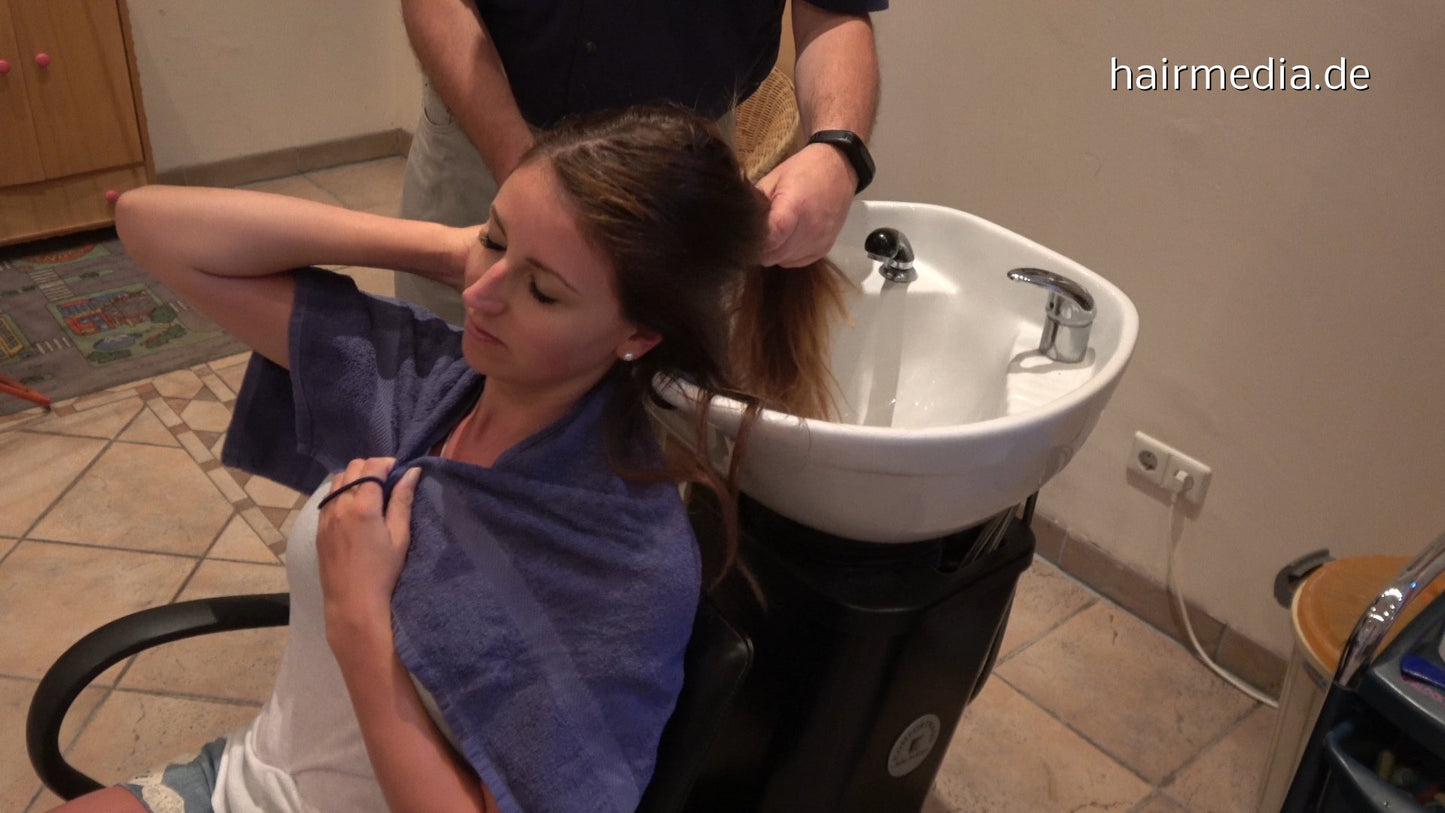 371 Caroline 1 by barber backward shampoo at salon shampoostation