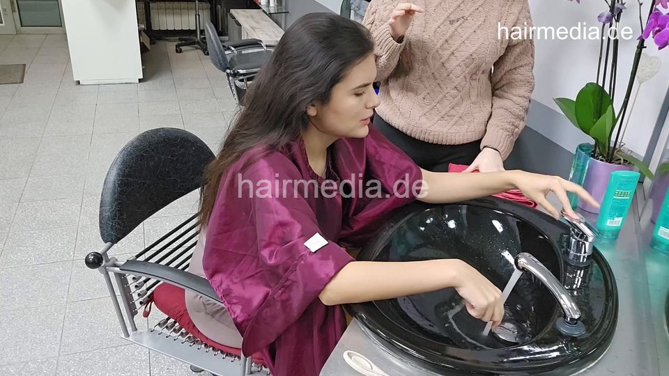 541 Cousine 2 doing AlinaR, shampooing 2x forward long thick hair