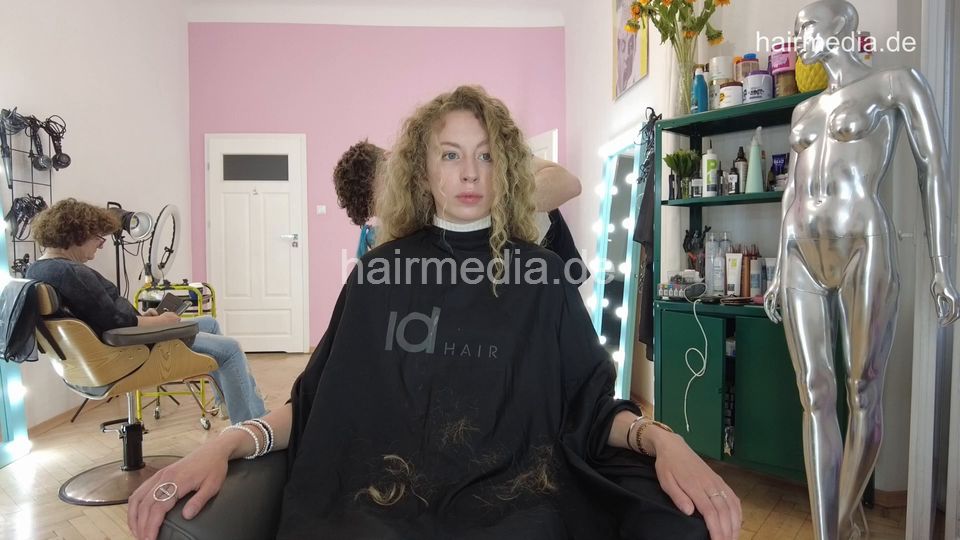 7201 Ukrainian hairdresser in Kaunas curly drycut shampoo, cut and blo