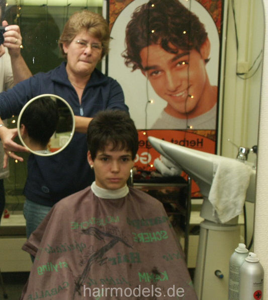 809 Jennifer W Duisburg cut and buzz