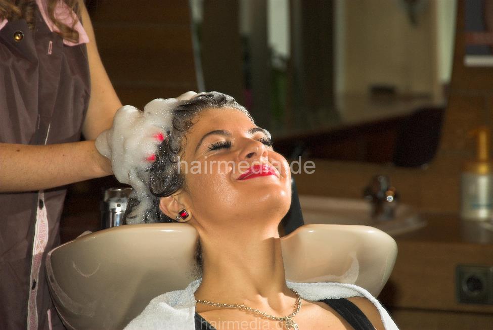 1014 1 Alina in boots and leatherpants by Aida in Nylonkittel backward salon shampooing