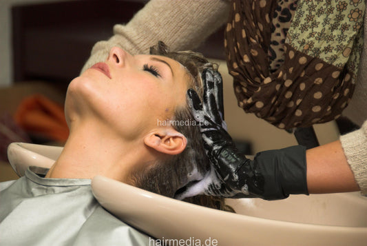 496 KristinaB by NadjaZ 2 glove shampooing backward in grey pvc shampoocape