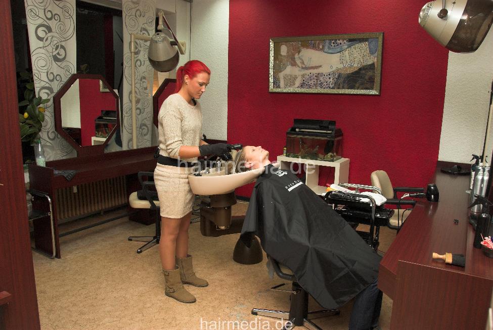 497 EvaB 3 glove salon shampooing backward after bleaching