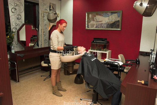 497 EvaB 3 glove salon shampooing backward after bleaching