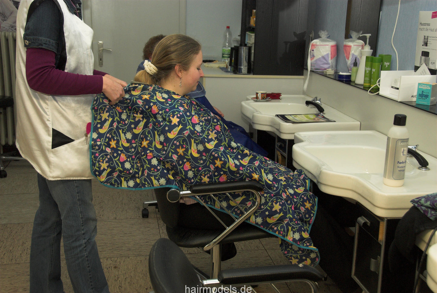 188 JennyS 1 forward wash salon shampooing