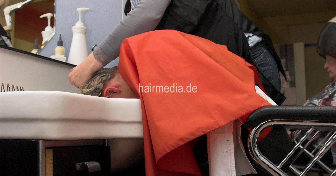 6068 ViktoriaS forward salon shampooing by mature barberette in RSK apron
