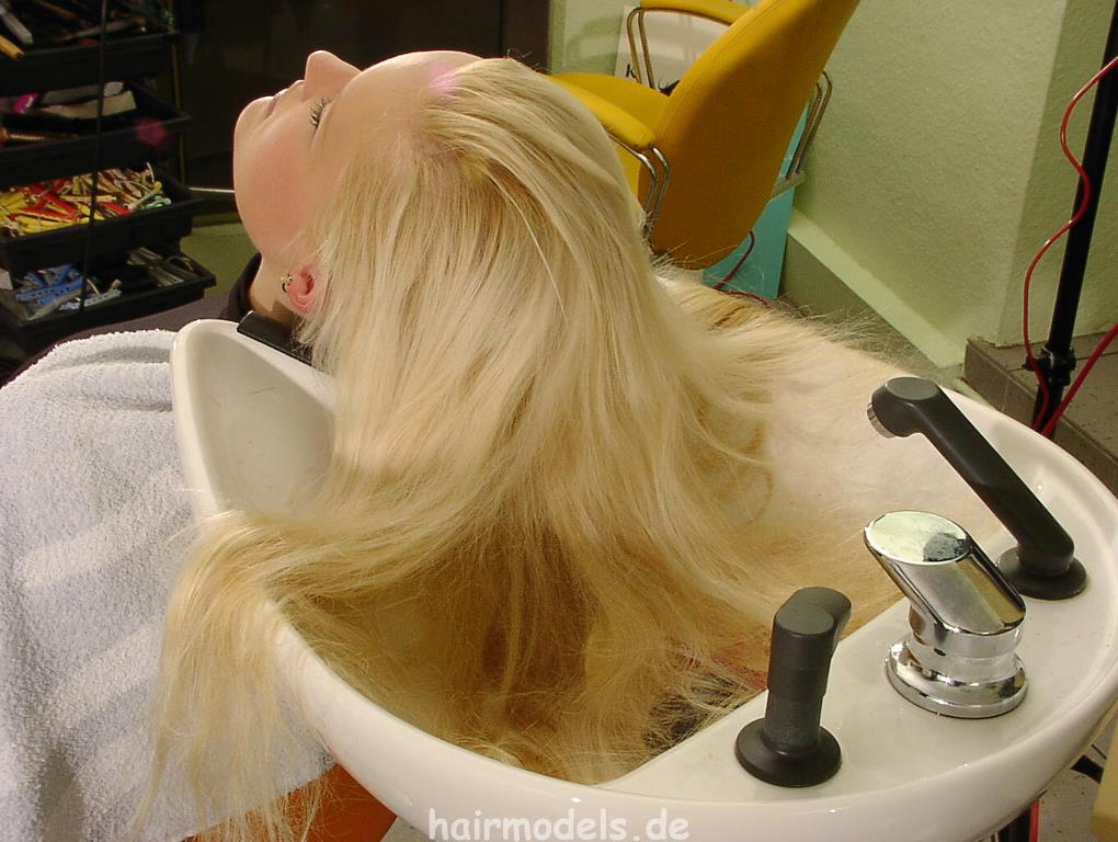 h075 Meike long blonde hair shampooing and wet set 160 pictures for download