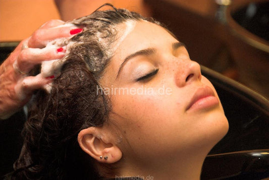 6069 Tayla 1 backward wash salon shampoo in Hannover salon