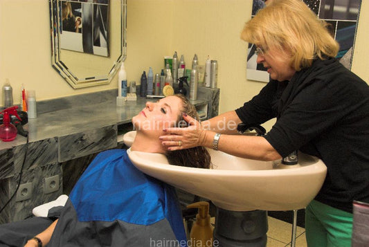 6119 SarahS wash hair by mature barberette in salon backward in Frankfurt