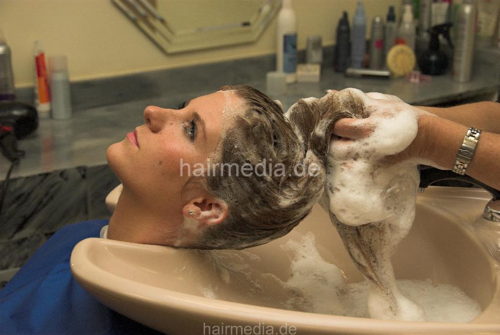 6119 SarahS wash hair by mature barberette in salon backward in Frankfurt