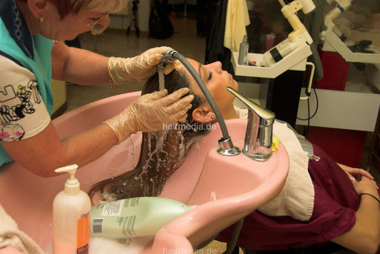 9130 1 Stella backward shampoo by mature barberette