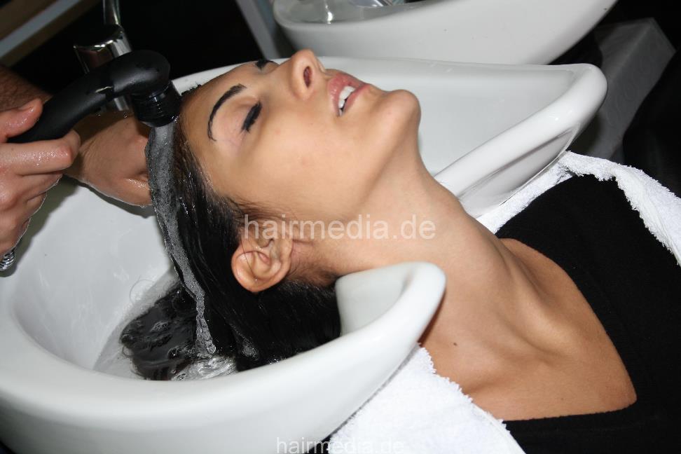 b021 Italy Manuela 1 longhair by barber backward salon shampoobowl hairwash