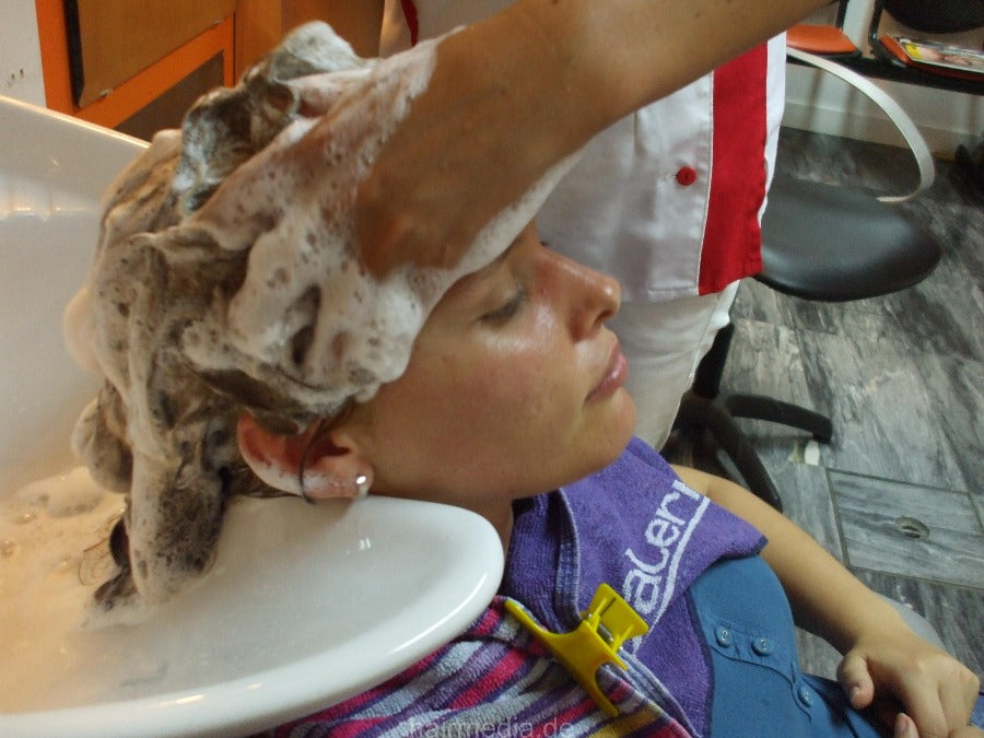 492 Joana 2 wash teen shampooing backward