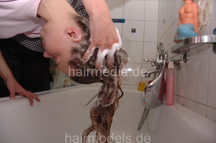 9000 Sabine in Munich by Conny shampooing at home forward over bathtub