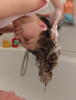9000 Sabine in Munich by Conny shampooing at home forward over bathtub