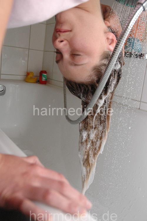 9000 Sabine in Munich by Conny shampooing at home forward over bathtub