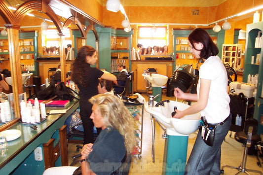 6206 Sabine shampooing upright and backward