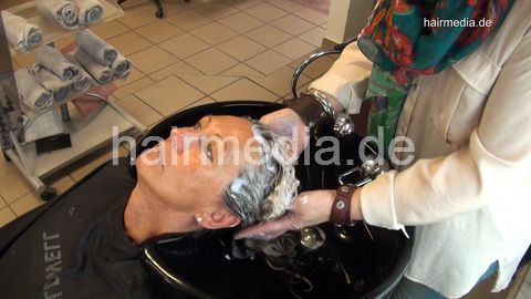 4054 Mom 4 wash salon backward shampooing daughter watching