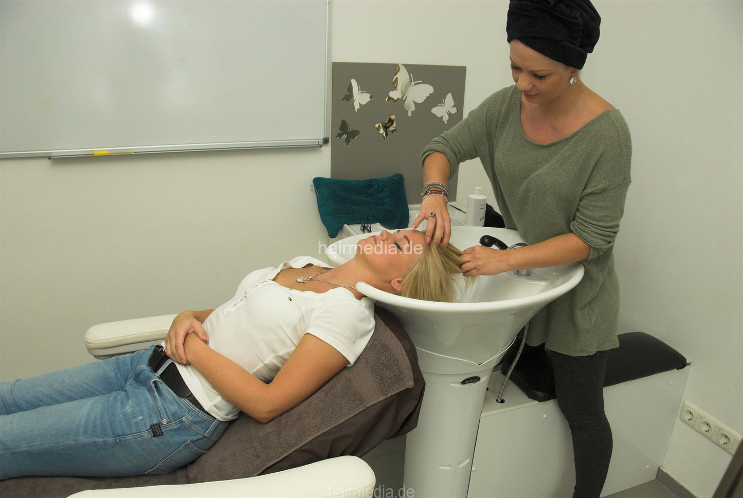 353 2 Annika by Katrin white bowl backward hair shampooing