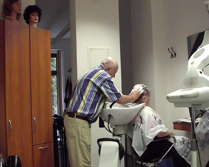 1010 strong backward shampoo by old barber boss