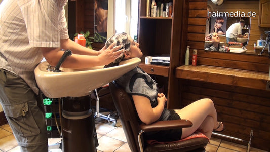 325 NadineD shampooing backward salon by old hobbybarber