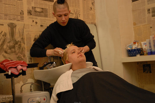 0003 Doreen Strange Barber and Location Shampooing 4 min for download