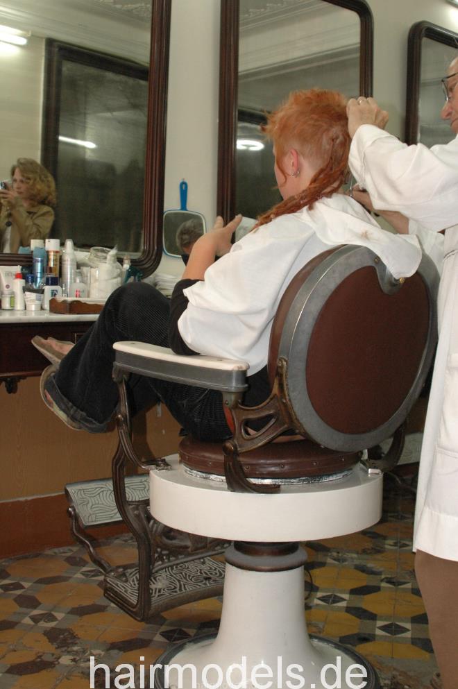891 Cabelleireiro Cabelshaver, headshave one a smoking redhead girl in Lisboa