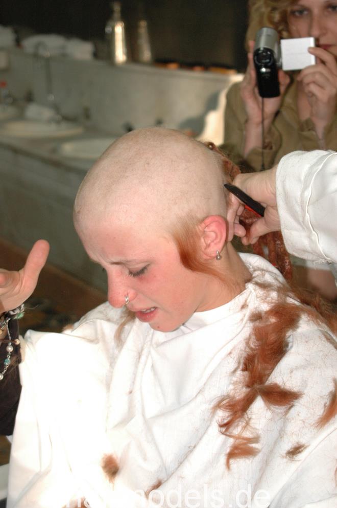 891 Cabelleireiro Cabelshaver, headshave one a smoking redhead girl in Lisboa