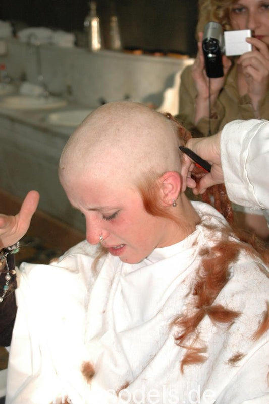 891 Cabelleireiro Cabelshaver, headshave one a smoking redhead girl in Lisboa