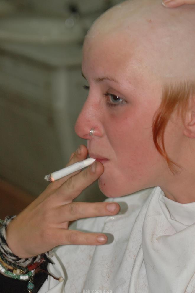 891 Cabelleireiro Cabelshaver, headshave one a smoking redhead girl in Lisboa