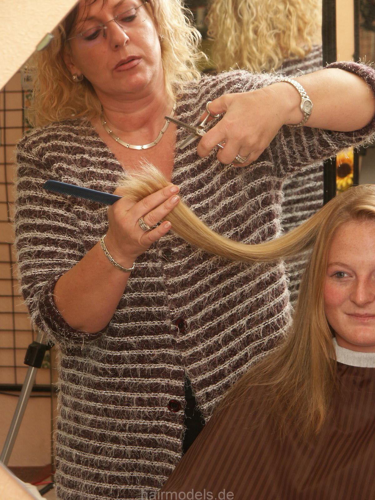 817 Kathi Recklinghausen strong caped drycut mature barberette Recklinghausen salon
