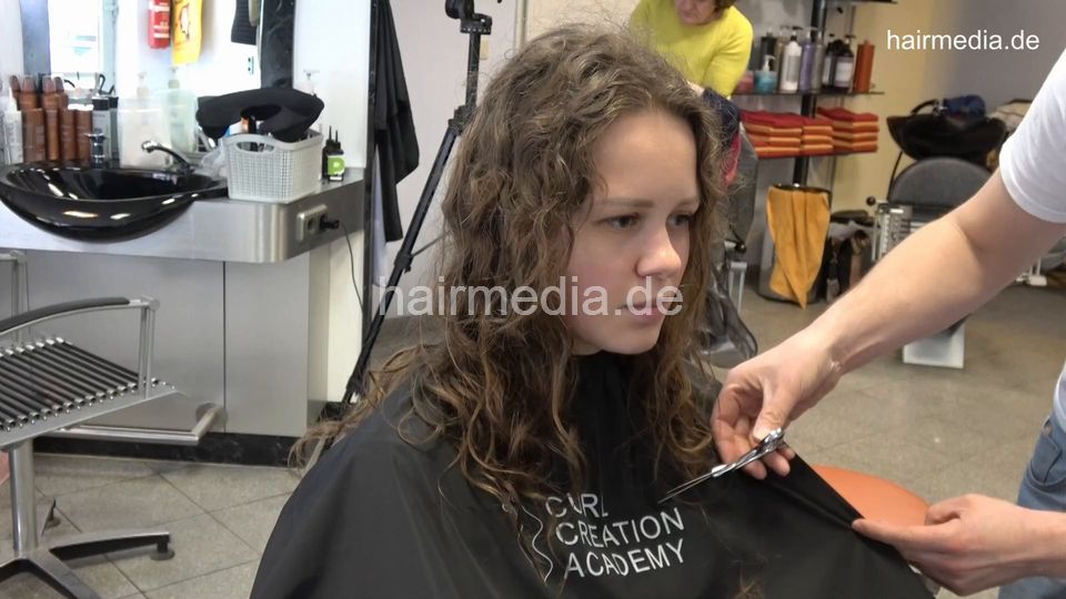 7202 Ukrainian hairdresser in Berlin 220515 2nd 1 dry cut haircut curly hair