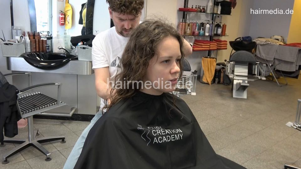 7202 Ukrainian hairdresser in Berlin 220515 2nd 1 dry cut haircut curly hair