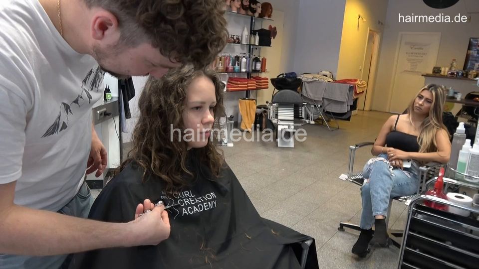 7202 Ukrainian hairdresser in Berlin 220515 2nd 1 dry cut haircut curly hair