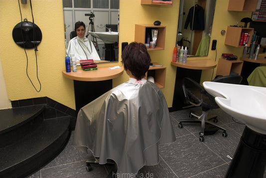 8135 Lucie 1 backward shampoo by barber in shiny pvc shampoocape