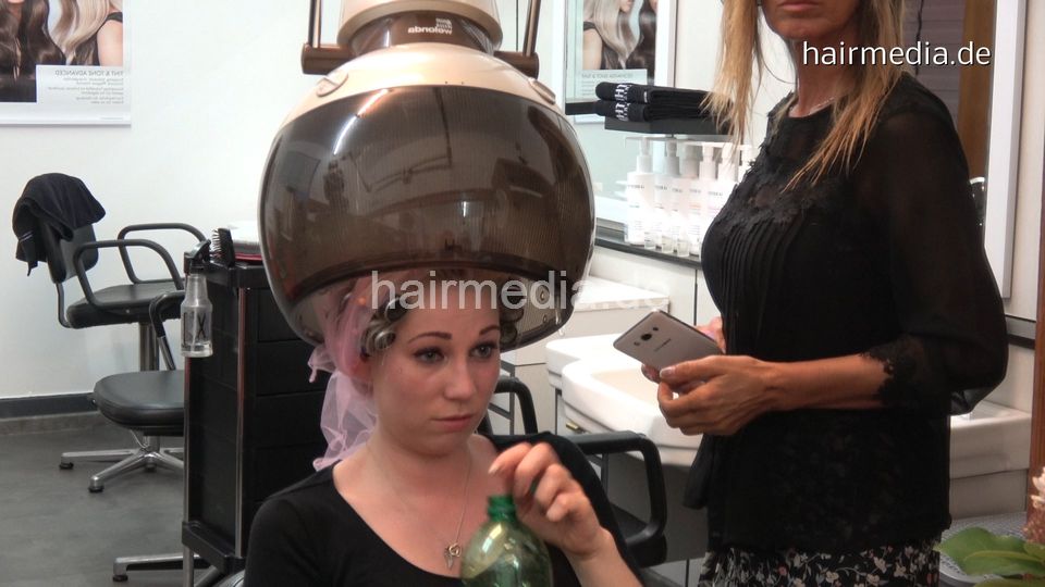 9084 TamaraA and RebekkaA wet set vintage hairsalon