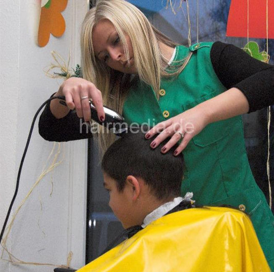 247 Swetlana buzzing young boy in barbershop Nyonkittel Vinylcape