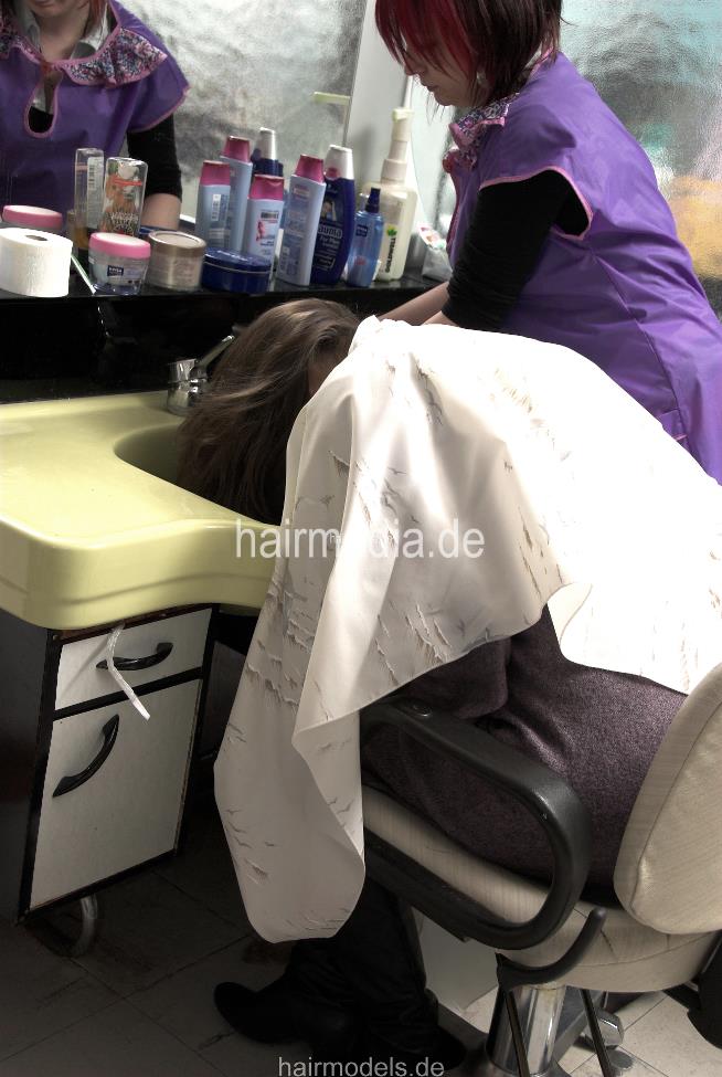 6016 Maike firm foward Kultsalon hairwash