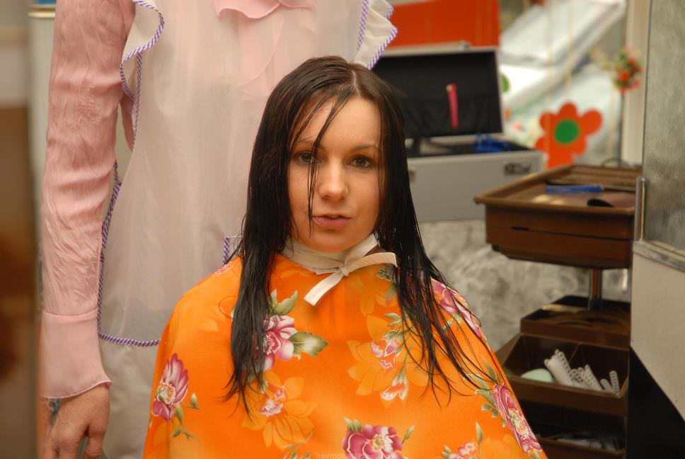 880 MarikaN haircut,