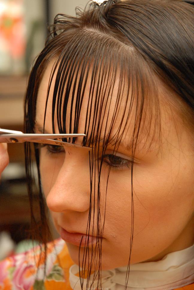 880 MarikaN haircut,