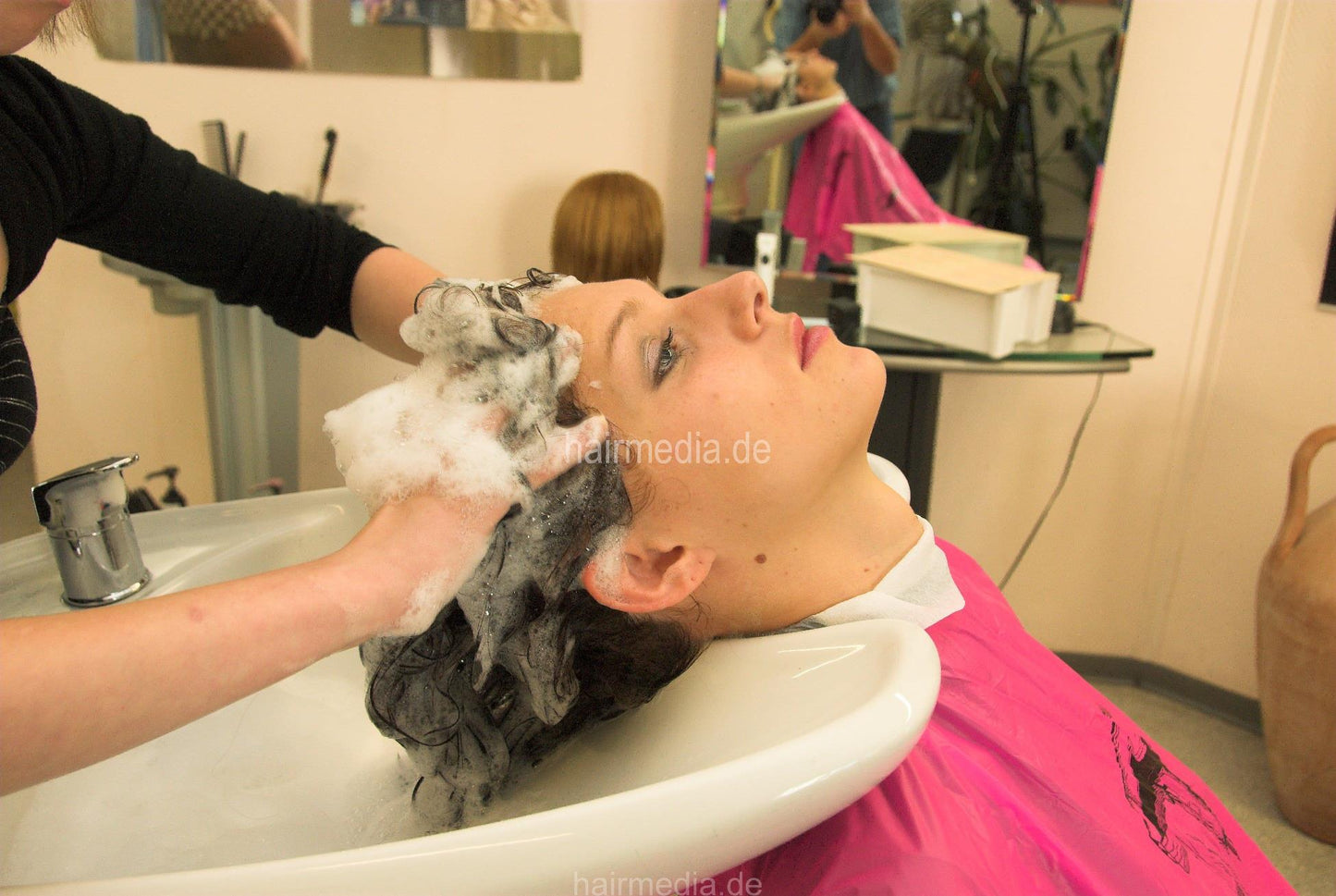 6102 4 Lisa shampooing in neckstrip and pink shampoocape